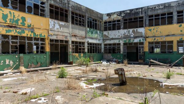 Escola pública precária em Brasília com infraestrutura deteriorada