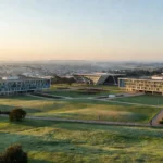 Campus da UnB com vista para periferias do DF representando integração universitária