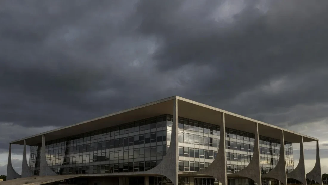 Plenário vazio da CLDF em Brasília durante sessão solene