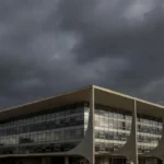 Plenário vazio da CLDF em Brasília durante sessão solene