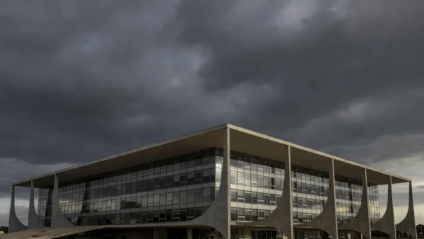Plenário vazio da CLDF em Brasília durante sessão solene
