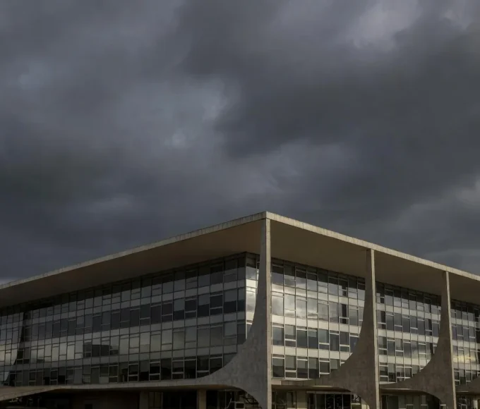 Plenário vazio da CLDF em Brasília durante sessão solene