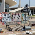 Monumento público em Brasília danificado por vandalismo