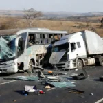 Acidente entre ônibus e caminhão na GO-010 em Luziânia, Goiás