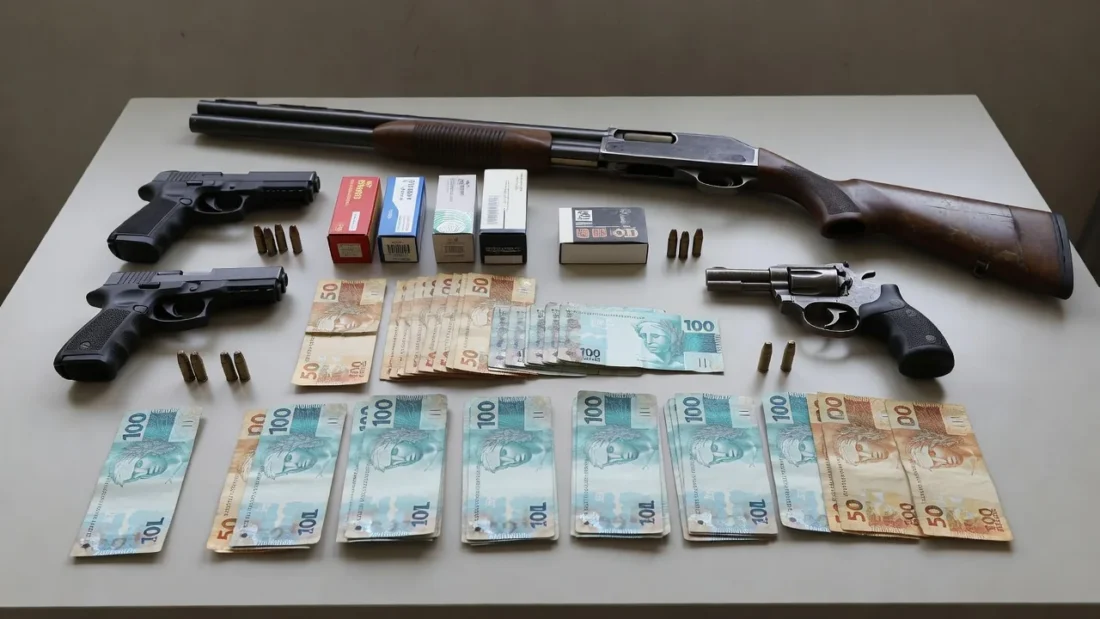 Armas, munições e dinheiro apreendidos pela PMDF e PMGO no Gama