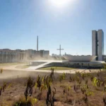 Foto: jornal de Brasília – Temômetros do Setor de Rádio e TV, na Asa Sul, chegaram a marcar 45°C nesta segunda