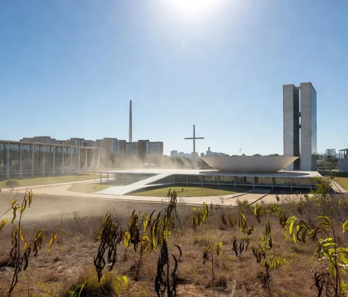 Foto: jornal de Brasília – Temômetros do Setor de Rádio e TV, na Asa Sul, chegaram a marcar 45°C nesta segunda