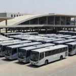 Frota de ônibus de transporte público em terminal de Brasília