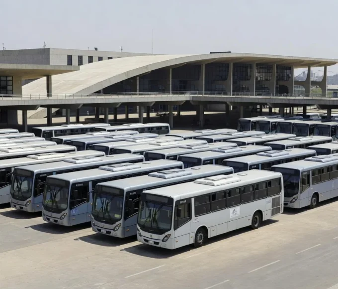 Frota de ônibus de transporte público em terminal de Brasília