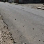 Calçada no Paranoá com pedras após agressão a homem em situação de rua