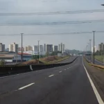 Rodovia BR-040 com paisagem urbana ao fundo
