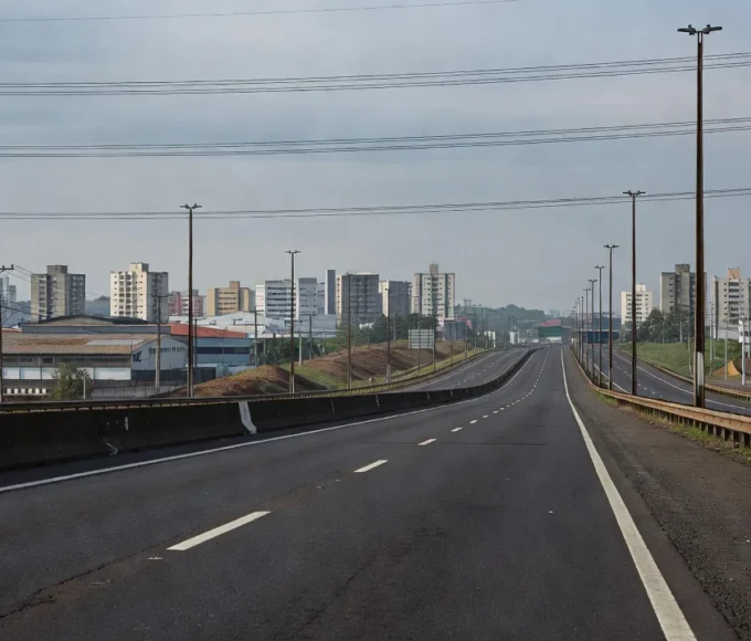 Rodovia BR-040 com paisagem urbana ao fundo