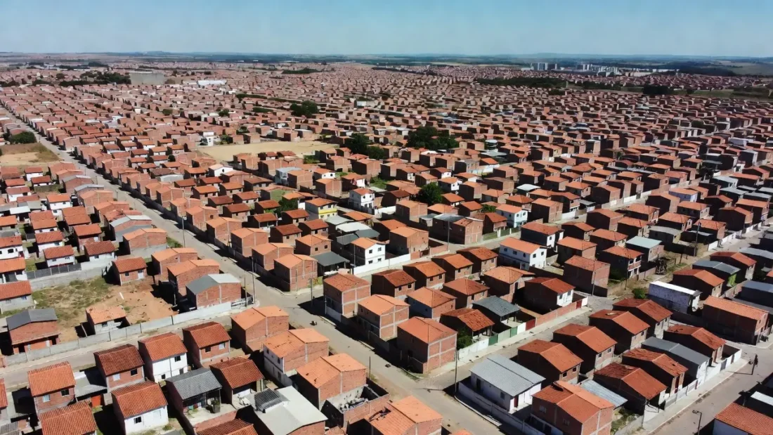 Bairro residencial na região sul com moradias e lotes para regularização