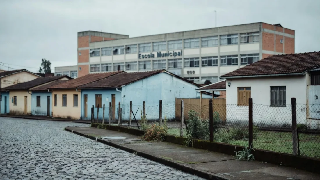 Alunos franceses protestam em Saint-Denis, próximo a Paris. No cartaz, "Escola de Ensino Médio Bartho enfurecida: mais recursos e menos miséria." — Foto: Abdul Saboor/Reuters