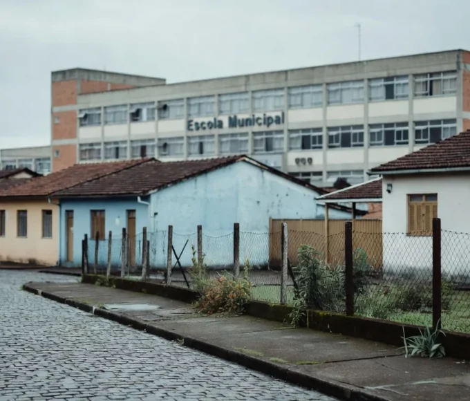 Alunos franceses protestam em Saint-Denis, próximo a Paris. No cartaz, "Escola de Ensino Médio Bartho enfurecida: mais recursos e menos miséria." — Foto: Abdul Saboor/Reuters